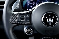 エンジンのスタートボタンはステアリングホイールのセンター左下にレイアウトされている。写真でスポーク部に見られるように、クルーズコントロールが利用できる。