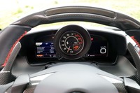 エンジン回転計の両サイドに液晶パネルがレイアウトされたメーターナセル。レッドゾーンは8000rpmからで、目盛りは1万rpmまで刻まれている。