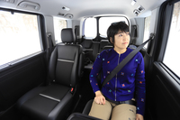 筆者が2列目シートに座った様子。不快な微振動などもなく快適に過ごすことができた。