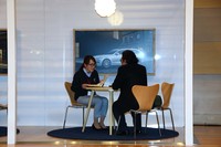 接客対応競技より。写真右側、客を演じているのはプロの役者さんである。