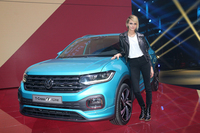 「フォルクスワーゲンTクロス」。傍らに立つのは、英国のモデル・女優であるカーラ・デルヴィーニュ。