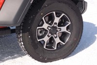 タフなイメージを強調する、いかついデザインの17インチホイール。グッドイヤーのスタッドレスタイヤ「アイスナビSUV」が装着されていた。