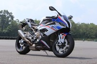 2019年7月に国内販売がスタートした、新型「BMW S1000RR」。今回は、多くのパフォーマンスアップパーツを装着する「Mパッケージ」仕様車に試乗した。