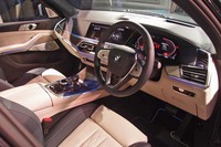 インストゥルメントパネルは、ドライバーの操作性に配慮し、やや運転席側に傾けられている。