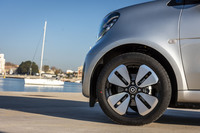 スペイン・バレンシアでステアリングを握った「フォーツー」の試乗車には、前185/50R16、後ろ205/45R16サイズの「コンチネンタル・コンチエココンタクト5」タイヤが装着されていた。