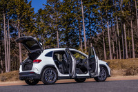 「AMG GLA35 4MATIC」のボディーサイズは全長×全幅×全高＝4440×1850×1585mm、ホイールベースは2730mm。車重は1720kgと発表されている。