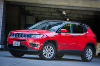 ラインナップは「スポーツ」「ロンジチュード」「リミテッド」の3種類。駆動方式はリミテッドのみがAWDで、その他はFFとなっている。写真は中間グレードのロンジチュード。