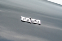 この試乗車は導入記念モデルの「ファーストエディション」。台数限定などではなく、「ファーストエディションスペシフィケーション」（価格は530万円余り）なるオプションの装着によって成立している