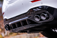 左右デュアルの4本出しテールパイプフィニッシャーを標準で装備。エキゾーストサウンドをセンサーで拾い、室内のスピーカーで再生する「AMGリアルパフォーマンスサウンド」も備わっている。