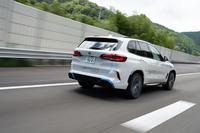 燃料電池スタックが連続的に発生できる出力は170PS。これに231PSを発生可能なリチウムイオンバッテリーを組み合わせることでモーターの最高出力401PSを実現している。