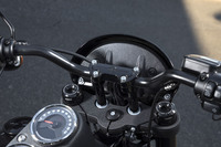 ハンドルは直径1インチのモトクロススタイルハンドルバーと4インチのハイストレートライザーの組み合わせ。よりアクティブなライディングポジションを実現している。