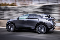 高速道を行く日産のピュアEV「アリア」。80km/h巡行時でもロードノイズは抑えられており、キャビンは静かで快適に保たれていた。