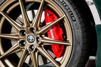 ブロンズ塗装の専用ホイールを装備。bremboのブレーキとザックスのダンパーも標準で装備する。