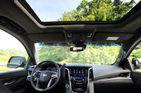 「エスカレード」には「プレミアム」「プラチナム」ともに電動スライディングルーフが標準装備される。