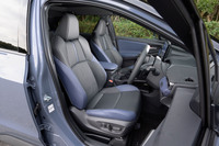 前席には電動調整機構（運転席10way、助手席8way）やシートヒーターを全車に採用。「ET-HS」のシート表皮はナッパレザーで、同グレードのみ前席にベンチレーション機能も装備される。