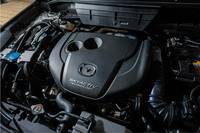 新型「CX-5」のディーゼルエンジンは、「CX-8」にも採用されているスカイアクティブ-Dの進化版。一方、ガソリンエンジンには、スカイアクティブ-G 2.0とスカイアクティブ-G 2.5の2種類が用意され、後者には気筒休止システムが搭載される。