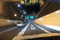 地味で足のいい欧州車に乗ると、つい派手めな格上マシンを追い回したくなってしまう。この日は、首都高環状線で偶然居合わせたメルセデスのラグジュアリースポーツ「SL」がわれわれの獲物となった。