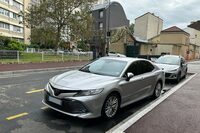 こちらはライドシェア用と思われる「トヨタ・カムリ」。後方を見ると、「テスラ・モデル３」がまたもや写り込んでいる。