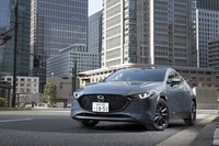 今回の試乗車は「マツダ3ファストバックXDバーガンディーセレクションツ」。洗練されたデザインと走りで人気の高い、ハッチバックのクリーンディーゼル車だ。