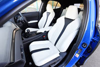 “Fスポーツ”専用のスポーツシート。表皮は人工皮革が基本で、本革もオプションで選べる。