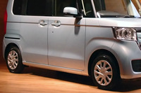 2代目「N-BOX」のボディーサイド。上から見ていくと、ショルダー部のラインで一段パネルを奥まらせ、フェンダー上部のくぼみでさらにへこませ、そこからどーんとフロントフェンダーを張り出させる……という、かなり複雑な処理を加えていた。