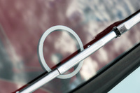 フロントウィンドウに貼られた円形のインジケーター。充電中に点滅する。