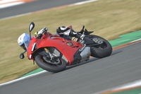 バレンシアサーキットを駆け抜ける「パニガーレV4 S」。ウイリーを制御しつつスムーズかつ安全なフル加速を実現する機能が標準で備わっている。