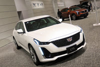 2021年1月に行われた、キャデラックの新型車3台の展示会の様子。