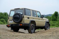 1984年に誕生した「トヨタ・ランドクルーザー“70”」。2007年、2014年と、長いモデルライフの間にたびたび大幅改良を受けており、2023年にもフロントまわりの設計変更や安全性の向上といった改良を実施。これを機に、日本でも再々販売されることとなった。
