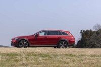 最低地上高は「ステーションワゴン」から40mm引き上げられた150mmとなっている。