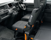 「N-VAN」の助手席は背もたれを前方に倒してテーブルとして使えるようになっている。人が座ることをあまり考慮していないために座面は硬く、前後のスライド調整機能すらない。