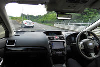 脇道へと“退場”していく先行車。こうした状態でも、区画線を認識している限り自車の挙動が乱れることはない。