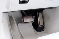 マイバッハロゴ入りのペダルは真ちゅうのような質感がカッコいい。見てのとおりフットレストの部分のフロアマットがちょっと汚れてしまっている。