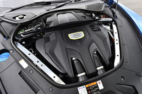 パワープラントは2.9リッターV6ターボエンジンと電動モーターの組み合わせ。システム全体では、462psの最高出力と700Nmの最大トルクを発生する。