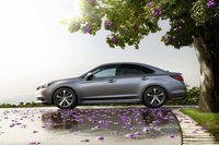 明照寺：「従来モデルの『レガシィ』はカタマリ感のあるデザインをしているんですよね」
	永福：「これはこれで、おおらかな感じがしてワタシは好きですね」