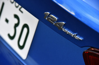 トランクフードに装着された「124spider」のバッジ。本国仕様にはベーシックな「フィアット124スパイダー」もあるが、日本に導入されるのは、より高性能なアバルト版のみとなる。