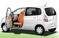 
	【写真上】「助手席スライドアップシート」
	【写真下】「助手席回転シート」
	 