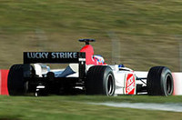 スタートの混乱をうまく避け、一時は5位まであがったジェンソン・バトンのBARホンダは、結局9位でフィニッシュ。クルタードとの接触によるピットインが悔やまれる（写真＝本田技研工業）