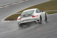 「911 GT3」と同じタイヤを履くからこそ、「911ターボS」ならではの特性が明らかに。この日は4WDシステムがもたらす安定感が光った。