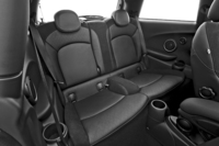 リアシート。これまでと同様、2人掛けとなっている。
    