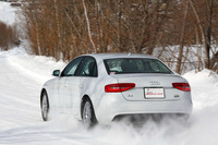 外周路を走る「アウディA4」の4WD車。路面がぬれていなければ、特に4WD車では通常の路面と変わらぬアクセルワークでも発進することができる。