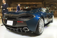 車両本体価格は2752万7000円から。