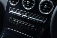 エアコンとカーオーディオのスイッチ類。周辺のパネルはピアノラッカー仕上げになっている。