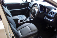 “グランドツーリング・ユーティリティー”も新型「レガシィ」のセリングポイント。照明をはじめとする室内の演出や快適装備、収納は豊富に用意される。