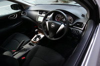 インパネまわりの形状は、横方向の伸びやかさとセンターコンソールのボリューム感を重視。ダッシュボード下部やドアトリムに光沢を抑えた「マイクログレイン」を新採用するなど、素材の質感も吟味されている。