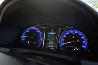 メーターパネルのデザインも変更され、中央に4.2インチのマルチインフォメーションディスプレイが備わった。