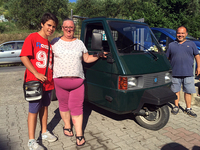 【写真8】グロセット県、ガレッティ酒店の「アペTM」。右から店主のアントニオさん、アレッサンドラ夫人と息子さん。