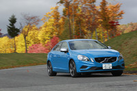 【スペック】S60 T6 AWD R-DESIGN：全長×全幅×全高＝4630×1865×1480mm／ホイールベース＝2775mm／車重＝1790kg／駆動方式＝4WD／3リッター直6DOHC24バルブターボ（329ps/5400-6500rpm、48.9kgm/3000-3600rpm）／燃費＝8.5km/リッター（JC08モード）／価格＝599万円（テスト車＝648万7000円／ポールスター・パフォーマンス・パッケージ＝20万円／チルトアップ機構付き電動ガラスサンルーフ＝17万2000円／ラミネーテッドガラス、はっ水ガラス、ロックホイールボルト＝4万円／パークアシストカメラ＜リア＞＝6万円／ETC車載器＝2万5000円）