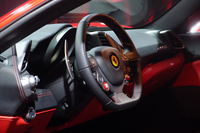 ステアリングホイールの右側に、「マネッティーノ」を操作するダイヤルが備わっている。
    