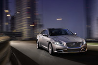 こちらは最上級サルーンの「XJ」。「XF」と同様に、エンジンおよびトランスミッションが変更された。